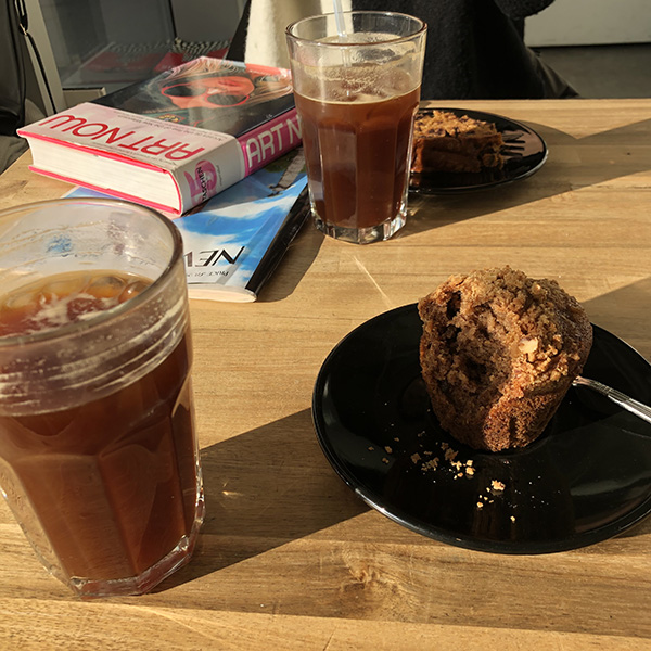カフェのコーヒーとケーキの写真