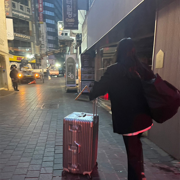 キャリーケースを持っている自分の写真