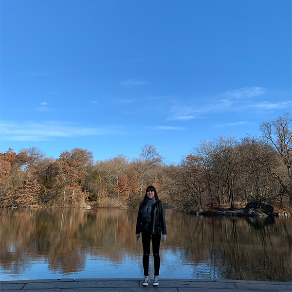 湖の前に笑顔で立っている自分の写真